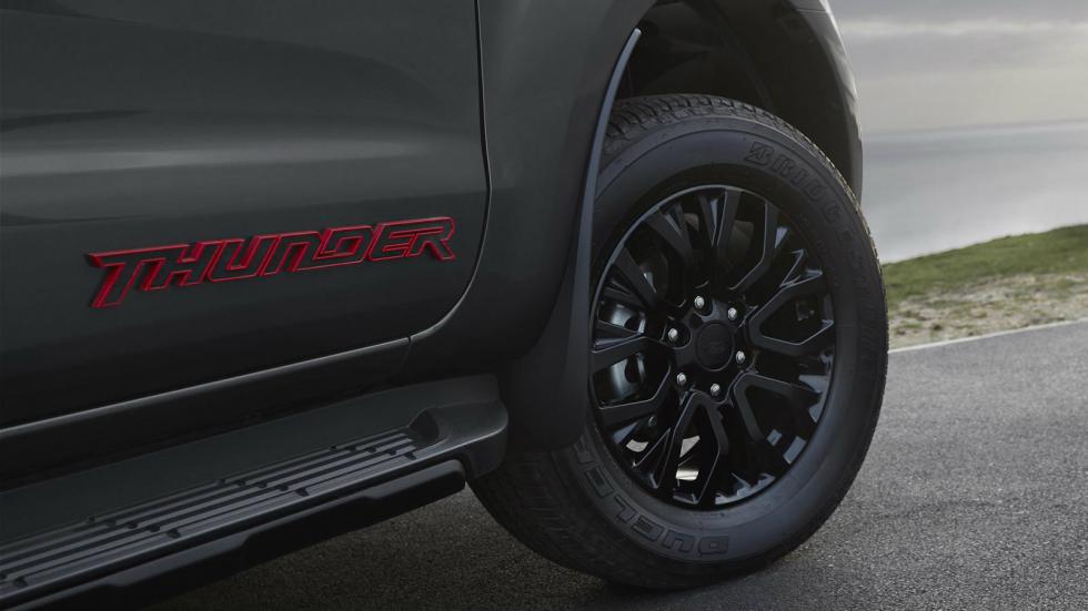 Τα διακριτικά «Thunder» κοσμούν τις πόρτες του Pick-Up, ξεχωρίζοντας το με την πρώτη ματιά από την υπόλοιπη γκάμα.