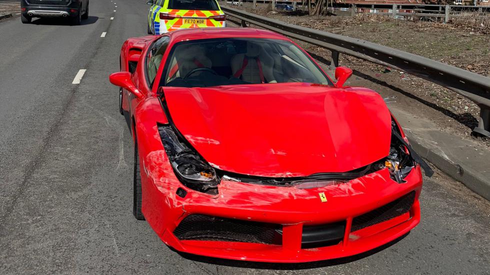 Αγόρασε Ferrari και την τράκαρε μετά από 3,2 χλμ.