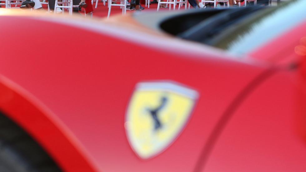 «Απόβαση» 30 Ferrari στον Πειραιά (+video)