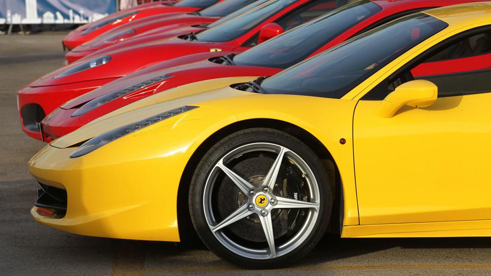 «Απόβαση» 30 Ferrari στον Πειραιά (+video)