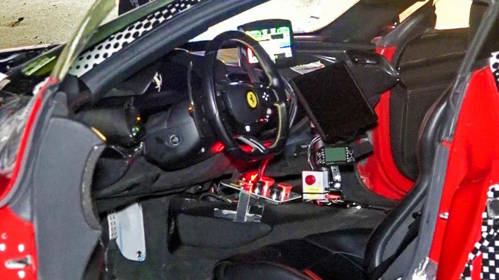 Ferrari SF90 Stradale σμπαραλιάστηκε αλλά δεν άνοιξαν οι αερόσακοι