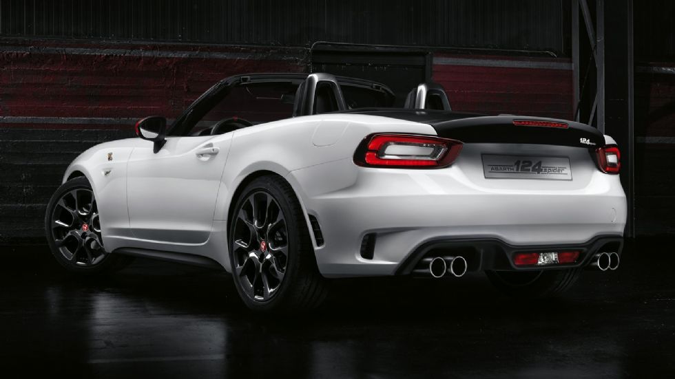 Το Abarth 124 Spider έχει σχέση βάρους προς ισχύ, της τάξης των 6,2 κιλών/ίππο -την καλύτερη της κατηγορίας του- ενώ προσφέρει 124 ίππους/λίτρο.