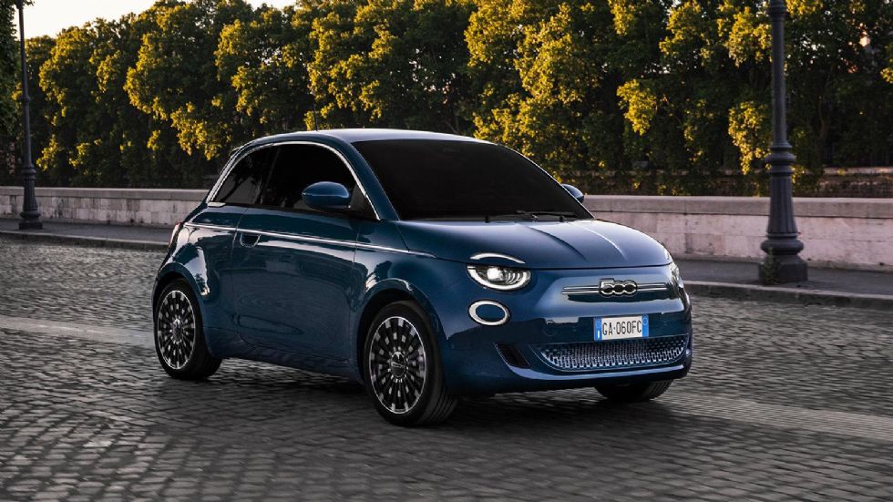 Ηλεκτρικό Fiat 500,Το εμβληματικό 500 επέλεξε η Fiat να λανσάρει ως το πρώτο το της ηλεκτρικό μοντέλο. Το ρετρομοντέρνο ιταλικό μίνι χρησιμοποιεί ένα ηλεκτρικό κινητήρα 118 ίππων, συνδυασμένο με πακέτ