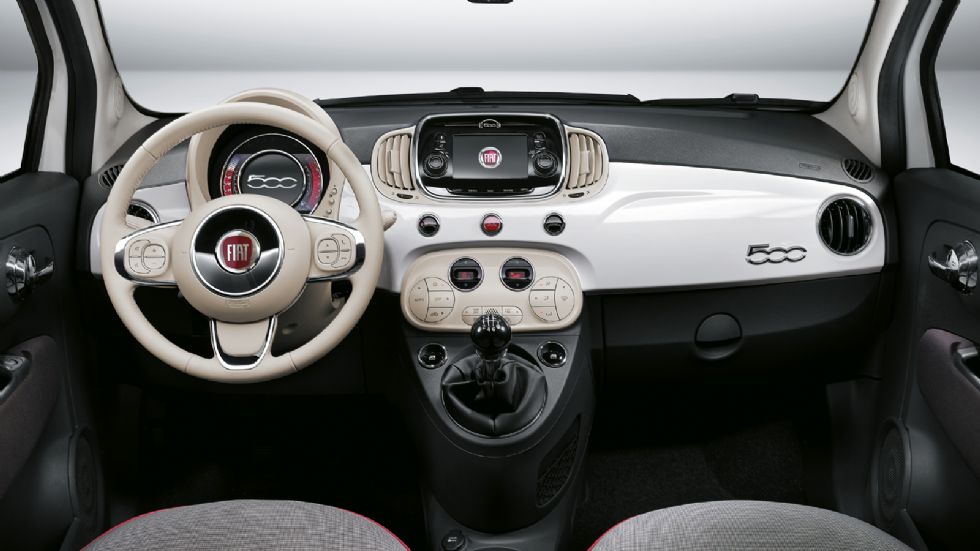 Το εσωτερικό του ανανεωμένου Fiat 500 αναδεικνύεται περαιτέρω κρατώντας τις ρετρό του αναφορές. Καλύτερη είναι και η ποιότητα κάποιων υλικών.