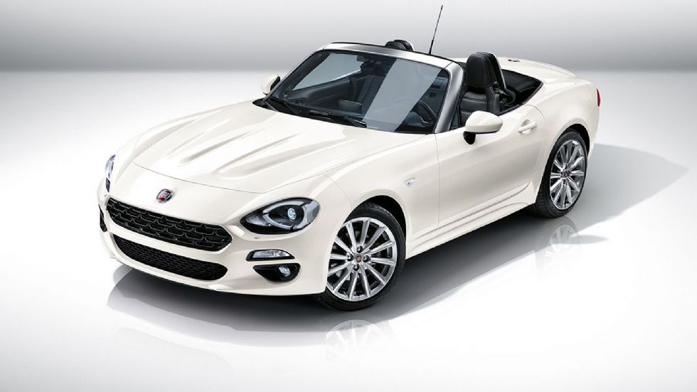 Οι παραγγελίες για το νέο Fiat 124 Spider ξεκίνησαν και θα διατίθεται σε δυο εκδόσεις με τον ίδιο κινητήρα, αλλά διαφορετικό βασικό εξοπλισμό.