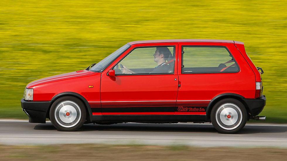 Το 1985 η Fiat, στοχεύοντας να χτυπήσει το Γαλλικό κατεστημένο στους μικρούς «πυραύλους», λανσάρισε την ισχυρότερη έκδοση του σουπερμίνι της, το Uno Turbo i.e.