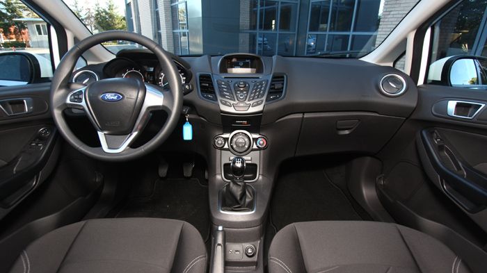 Γνώριμο είναι το εσωτερικό στο Ford Fiesta και ελαφρώς πιο ποιοτικό σε σχέση με το προ-ανανεώσης μοντέλο.