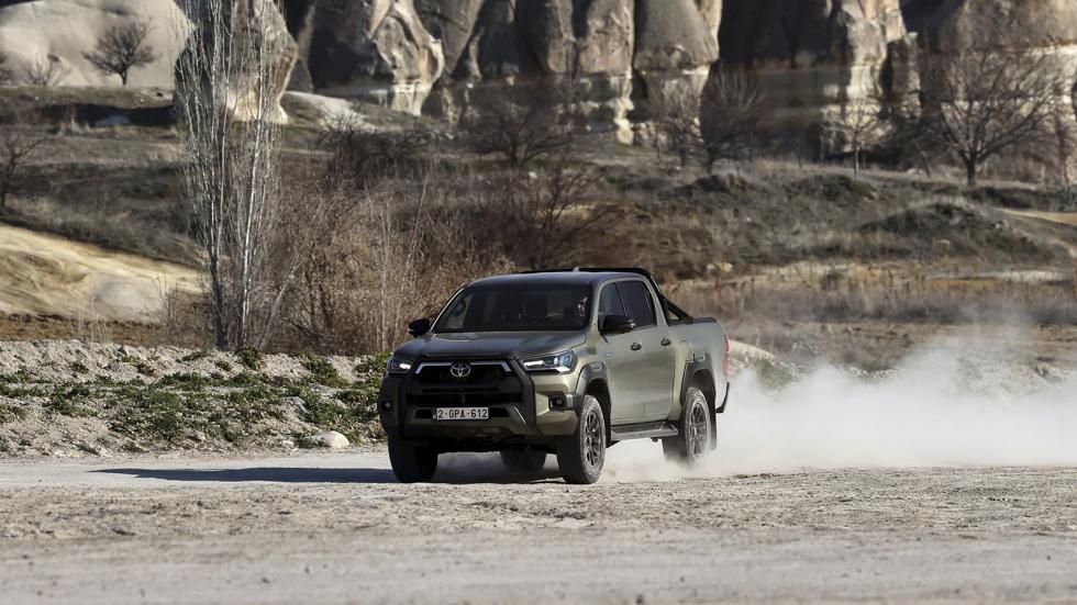 Στην τελευταία του γενιά το Hilux έχει διατηρήσει τις εκτός δρόμου ικανότητες στο ακέραιο, ενώ είναι καλύτερο από ποτέ στην άσφαλτο θυμίζοντας επιβατικό.