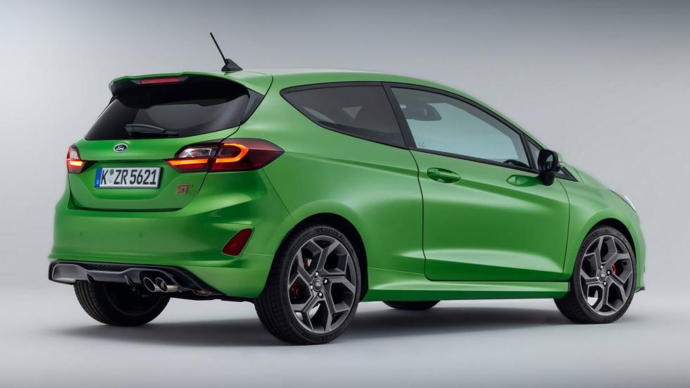 Πλούσια συνολικά είναι η παλέτα των χρωματικών επιλογών για το εξωτερικό αμάξωμα, στην οποία διατίθεται πλέον και η πρόταση ST Mean Green, ο τολμηρός πράσινος χρωματισμός που αγαπήθηκε με το λανσάρισμ