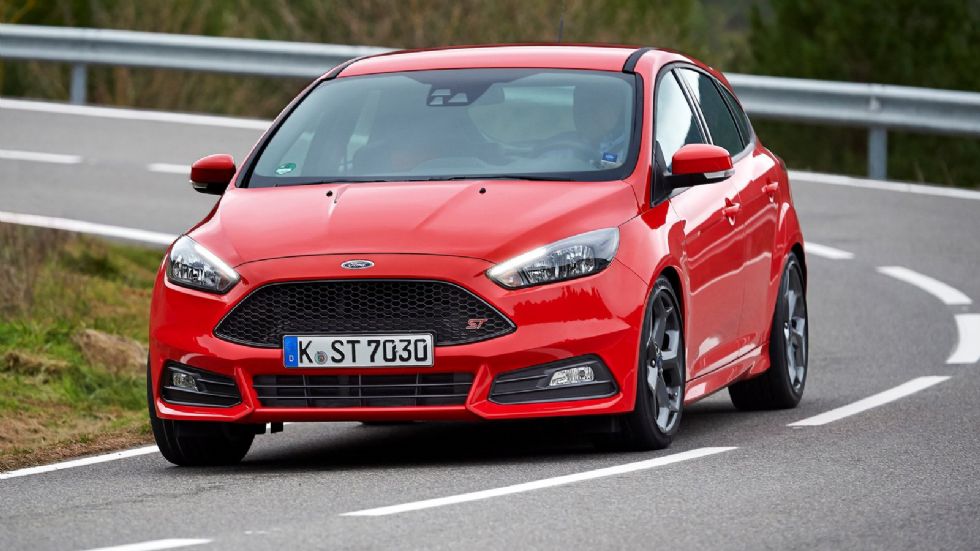 Φαίνεται πως η Ford επαναλαμβάνει με το Focus ST ότι έκανε με το Fiesta ST200. Ετοιμάζει, με άλλα λόγια, μια ισχυρότερη εκδοχή του ST, που θα γεφυρώσει το κενό με το RS (στη φωτό το κανονικό ST).