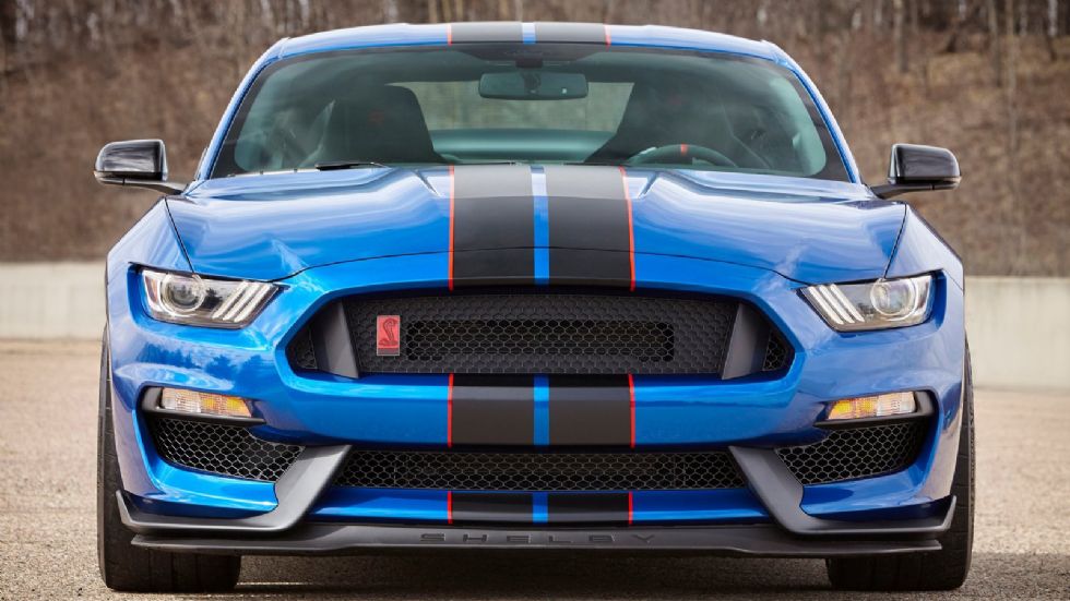 Στάνταρ στη νέα Shelby GT350 Mustang είναι το Track Package, που αποτελείται από αλουμινένια μπάρα θόλων, πίσω spoiler, ψύκτες λαδιού, κιβωτίου και διαφορικού, αλλά και την ανάρτηση MagneRide.