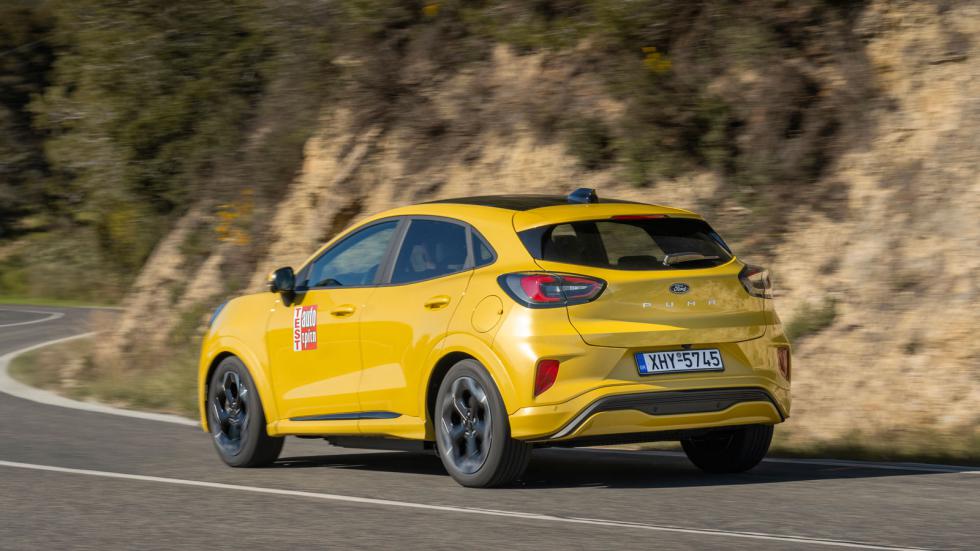 To Puma Gen-E διατηρεί τον fun to drive χαρακτήρα του ανεπηρέαστο από την ηλεκτρική του φύση. Είναι απολαυστικό στο δρόμο και ξεχωρίζει για την αίσθηση που προσφέρει.