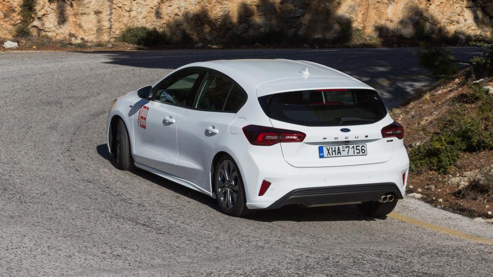 Το Ford Focus συνδυάζει τον fun to drive χαρακτήρα με την άνεση και είναι και αυτό από τα κορυφαία βάσει επίδοσης στο elk test, αυτοκίνητα της κατηγορίας.