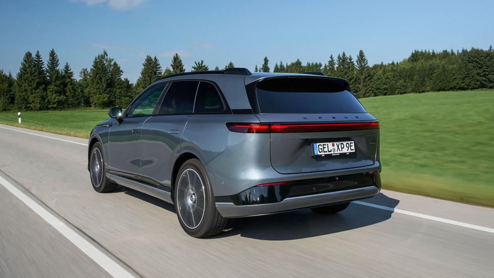 Το μεγάλο SUV της XPeng εκφράζει αισθητικά ένα επιβλητικό και πολυτελές προφίλ.