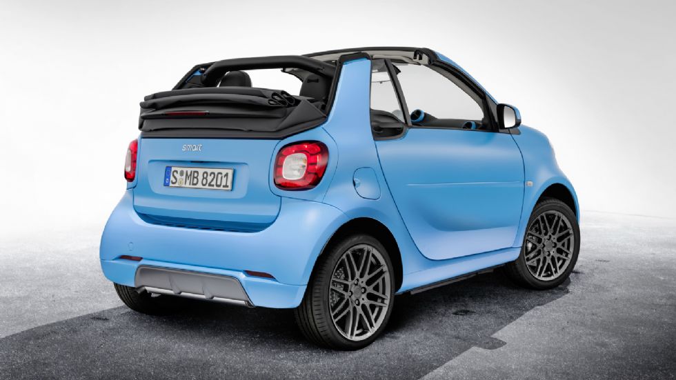 Το smart fortwo cabrio BRABUS edition έχει στηριχθεί στην εκδοχή των 90 ίππων. 