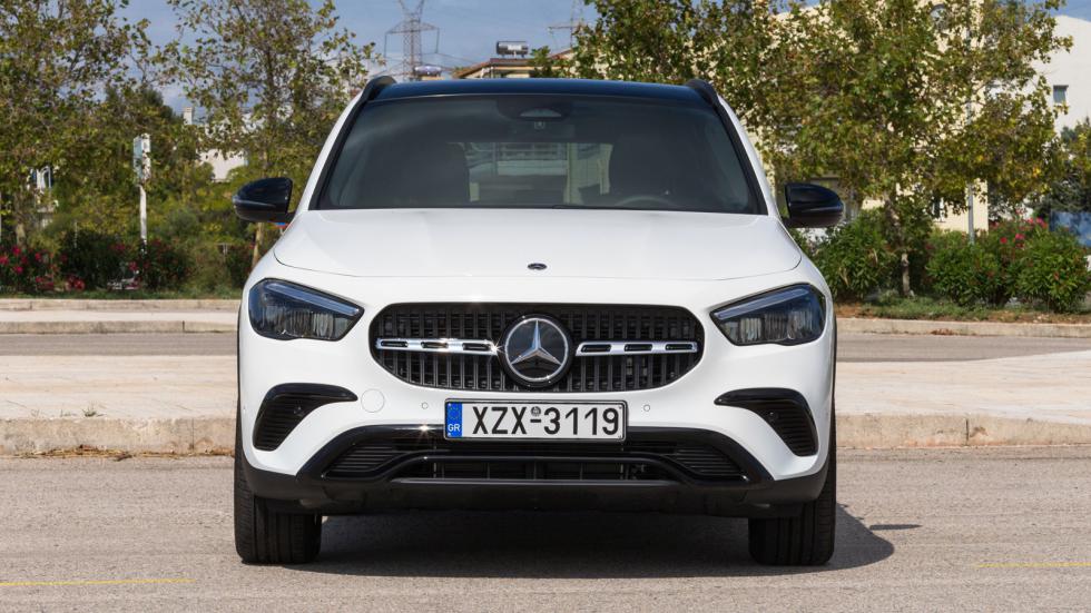 Στον βασικό εξοπλισμό της ανανεωμένης Mercedes GLA περιλαμβάνεται η στάνταρ τεχνολογία LED High Performance και το σύστημα High Beam Assist με αυτόματη εναλλαγή μεσαίας και μεγάλης σκάλας.