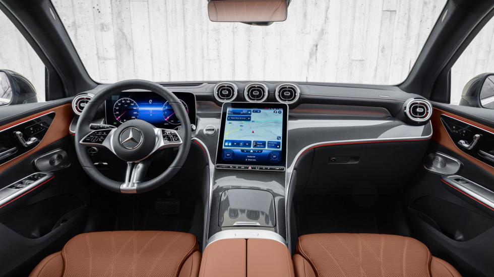 Ο πίνακας οργάνων είναι ψηφιακός με μέγεθος 12,3 ίντσες ενώ η κάθετη οθόνη των 11,9 ιντσών έρχεται απευθείας από τη ναυαρχίδα Mercedes S-Class. την αφή από την οθόνη και το τιμόνι ή φωνητικές εντολές 