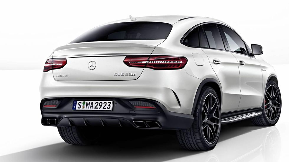 Οι εκδόσεις GLE 450 AMG 4MATIC και GLE 63 εξοπλίζονται με μαύρες εξατμίσεις χρωμίου, ενώ στις υπόλοιπες εκδόσεις έχουν απλά απόχρωση χρωμίου.