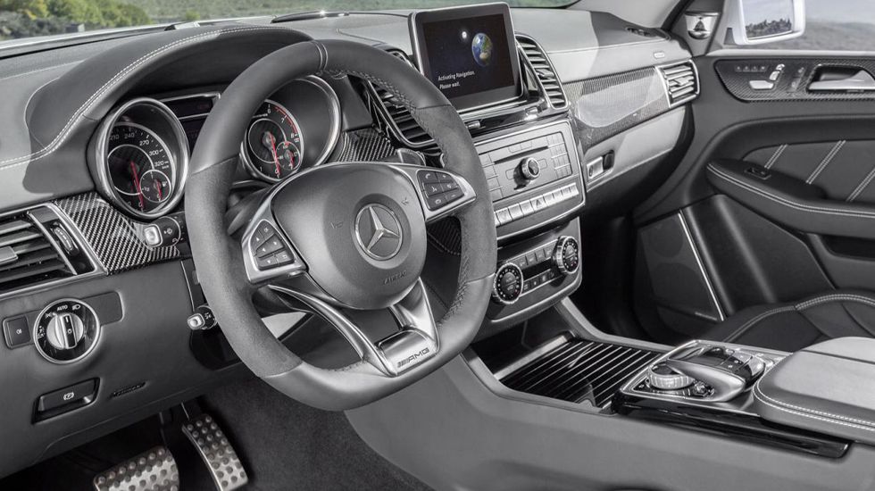 Στο εσωτερικό της νέα Mercedes-AMG GLE63 S Coupe κυριαρχεί το σπορ τιμόνι, οι δερμάτινες επενδύσεις των καθισμάτων από nappa και τα μεταλλικά πεντάλ.