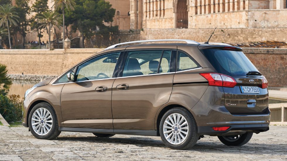 Tο Ford Grand C-MAX ξεχωρίζει εμφανισιακά από το C-MAX τόσο με το μεγαλύτερο μήκος του κατά 14 εκ., όσο κυρίως με τις συρόμενες πίσω πόρτες.