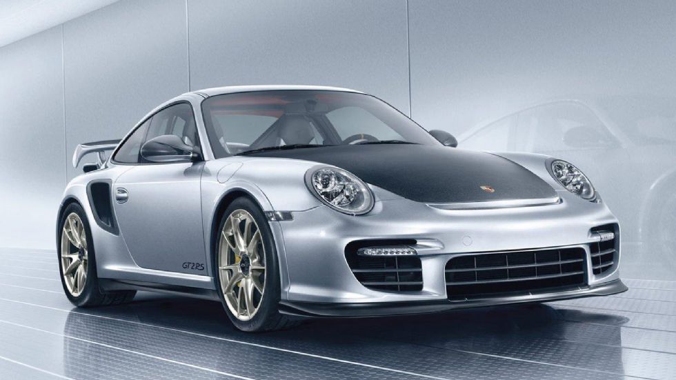 Η προηγούμενη 911 GT2 RS (φωτό) είχε φτιαχτεί σε 500 μόλις αντίτυπα. Ο twin-turbo boxer κινητήρας της είχε απόδοση 620 ίππων και της επέτρεπε να κάνει το 0-100 χλμ./ώρα σε 3,5 δλ.