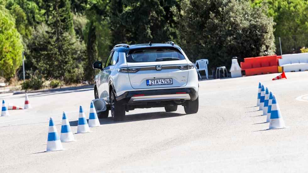 Δεν υπήρχε καμία τάση του πίσω άξονα για αναπήδηση, ούτε κάποιος τροχός έχασε την επαφή του με τον άσφαλτο.