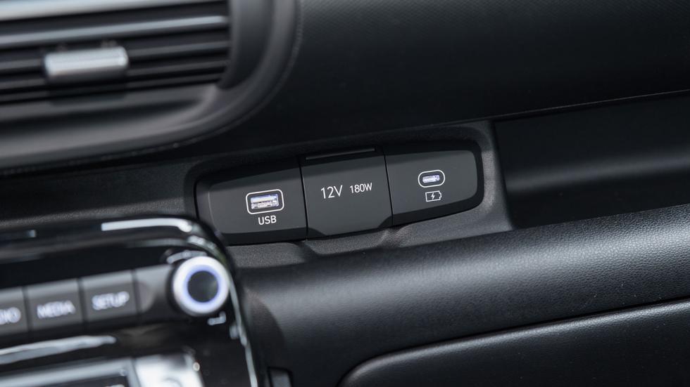 Tο Inster διαθέτει και τυπική θύρα φόρτισης USB τύπου C στο μπροστινό μέρος, ενώ προαιρετικά μπορείτε να το εξοπλίσετε με pad για ασύρματη φόρτιση, καθώς και μια επιπλέον θύρα φόρτισης Type-C στο πίσω