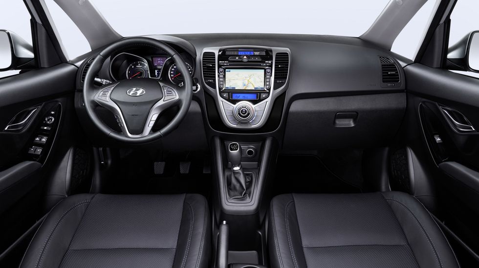 Εμπλουτίζεται ο εξοπλισμός άνεσης και ασφάλειας, ενώ το ανανεωμένο Hyundai ix20 προσφέρεται με δύο νέα χρώματα στα ταπετσαρίες.