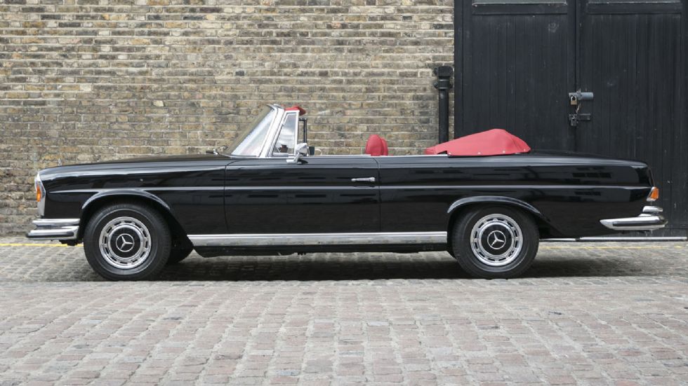 Η Mercedes-Benz 280 παρουσιάστηκε πρώτη φορά το 1965 και φτιάχτηκε για να ανταγωνιστεί τις Rolls-Royce και Bentley της εποχής. Αν βρεθείτε στο κεντρικό Λονδίνο, θα μπορέσετε να την θαυμάσετε στην έκθε