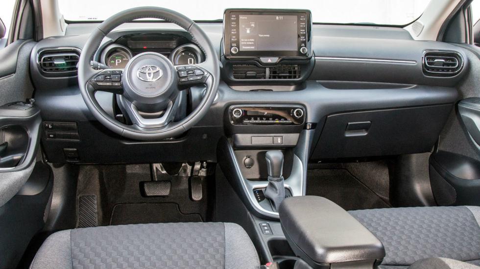«Καθαρές» γραμμές, καλή ποιότητα κατασκευής και απροβλημάτιστη εργονομία χαρακτηρίζουν την καμπίνα του νέου Toyota Yaris, η οποία είναι σχεδιασμένη στη λογική του «less is more».