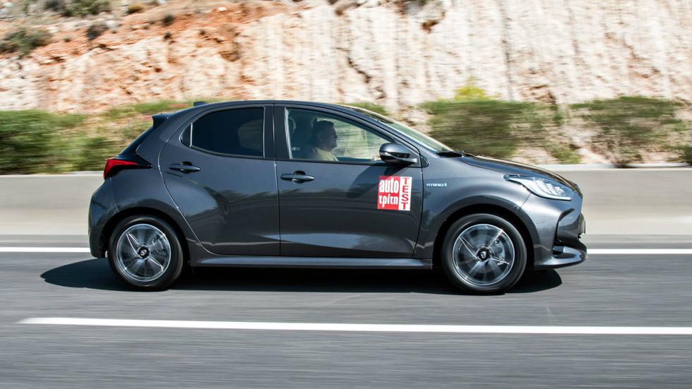 Γκολ από τα αποδυτήρια  η σχεδίαση του νέου Toyota Yaris λοιπόν, το οποίο σε αντίθεση με την αυξητική τάση που επικρατεί μείωσε το μήκος του στα 3.940 χλστ.
