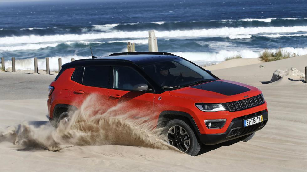 To Compass σε έκδοση Trailhawk έχει σπέσιαλ χρώματα, μικρές εξωτερικές διαφορές, καλύτερη προστασία στα εκτεθειμένα μέρη του δαπέδου, μεικτά ελαστικά, αυξημένη απόσταση από το έδαφος και καλύτερες γων