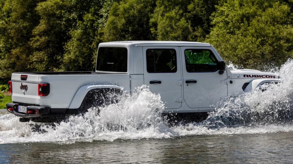 Το Jeep Gladiator ξεκίνησε την καριέρα του στην Ελλάδα! Τι κρύβει κάτω από το θηριώδες αμάξωμά του ο «μονομάχος» της Jeep & πόσο κοστίζει;