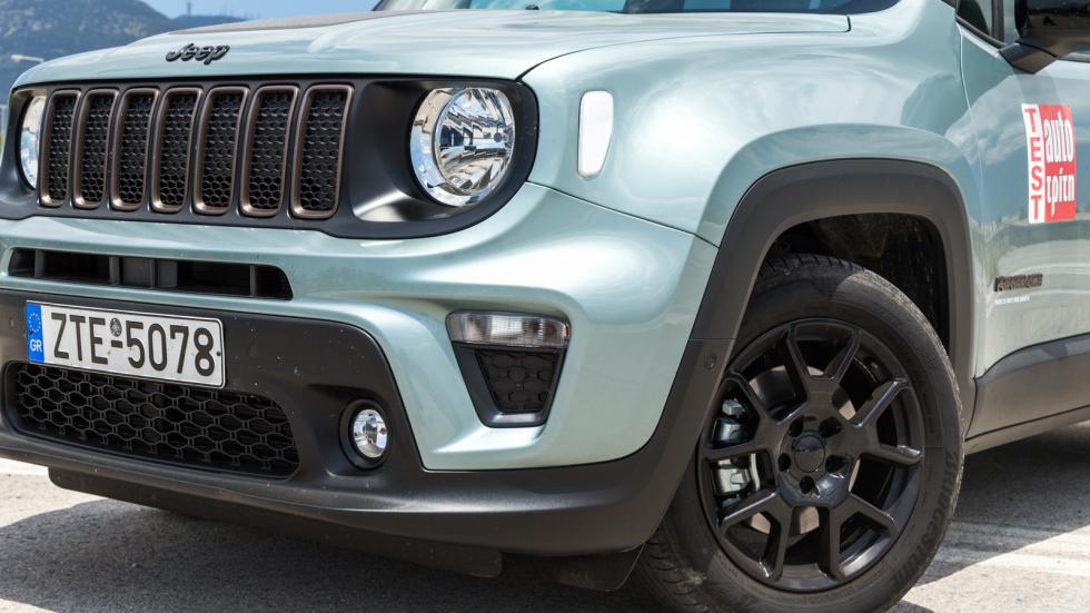 Το Jeep Renegade έχει το πιο σκληροτράχηλο look στην κατηγορία. Ο εξηλεκτρισμός της έκδοσης είναι διακριτός από το πράσινο «e» και το μότο στις πόρτες.