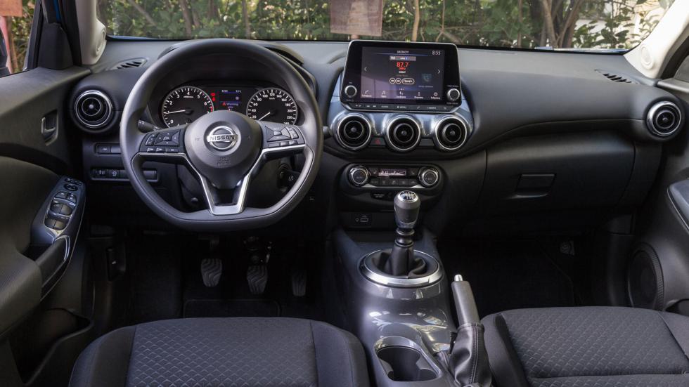 Ξεχωριστό σχεδιαστικά είναι και στο εσωτερικό του το Nissan Juke που ικανοποιεί με την ποιότητα κατασκευής του. Από τη βασική έκδοση απουσιάζει η οθόνη αφής. 