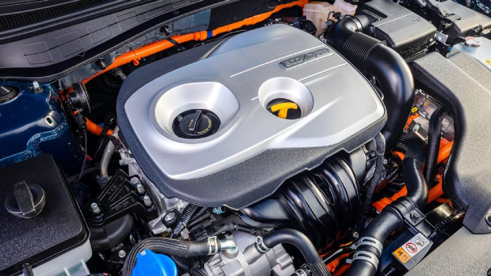 Το Optima Hybrid μοιράζεται το υβριδικό του σύστημα με το Hyundai Sonata Hybrid. Διαθέτει 2λιτρο κινητήρα 156 ίππων και ηλεκτροκινητήρα 52 ίππων, με τη συνδυαστική ισχύ του να είναι 195 ίπποι.