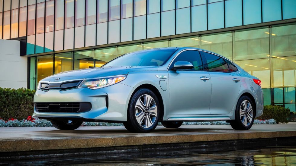 Το Optima Plug-in Hybrid διαθέτει συνδυαστική ισχύ 205 ίππων και προσφέρει έως και 44 χλμ. ηλεκτρικής αυτονομίας, με τη συνολική να αγγίζει τα 965 χλμ. 