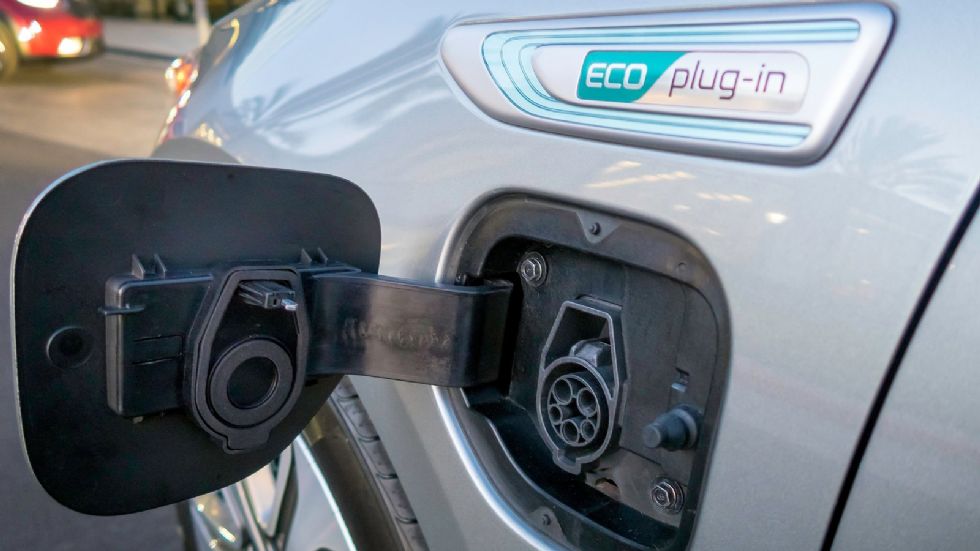 Η μπαταρία του Optima Plug-in Hybrid φορτίζει σε λιγότερο από τρεις ώρες στα 240 volt. Στα 120 volt, πάλι, χρειάζεται περίπου εννέα ώρες για μια πλήρη επαναφόρτιση.