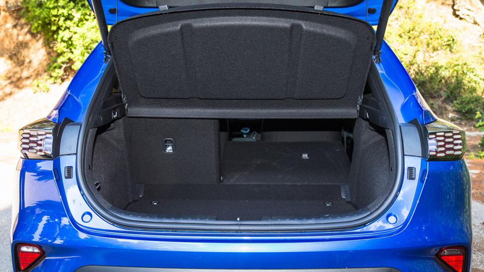 Στην περίπτωση του XCeed, το σχήμα και του χώρου αποσκευών είναι αρκετά τετραγωνισμένο, καθώς το μέγιστο φάρδος (1.175 χλστ.) είναι παραπλήσιο με το ελάχιστο εσωτερικό φάρδος (1.050), χωρίς δηλαδή να 