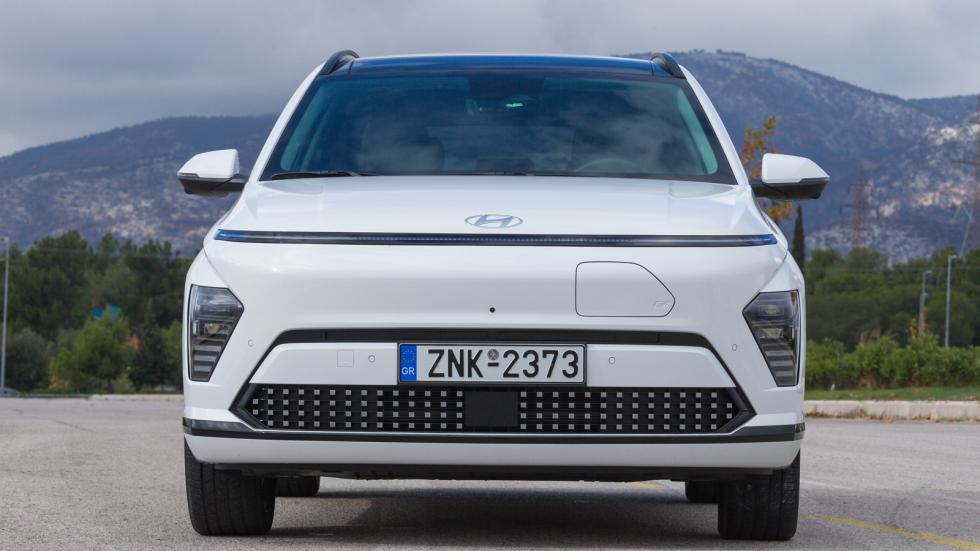 Το Kona Electric βγάζεις εύκολα μια εβδομάδα με γεμάτη μπαταρία και παράλληλα έχει ικανοποιητική αυτονομία και στο ταξίδι.