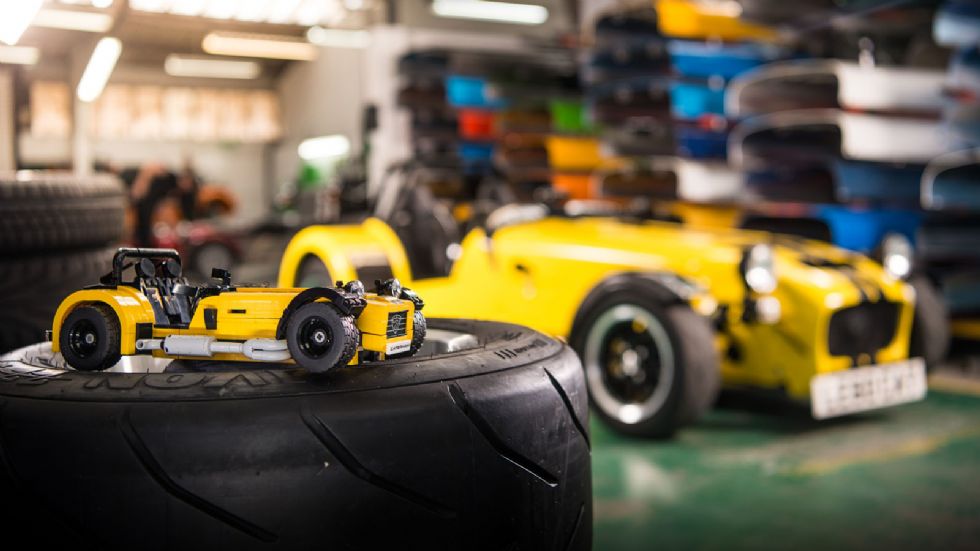 Το Caterham της Lego διαθέτει κίτρινο χρώμα και μαύρες ρίγες, ενώ έχει μήκος 28 εκ., πλάτος 14 εκ. και ύψος 10 εκ. 