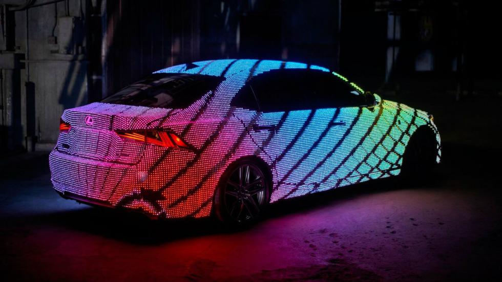 Στο mode «Music Viz» οι λαμπτήρες Led αναβοσβήνουν στο ρυθμό του τραγουδιού