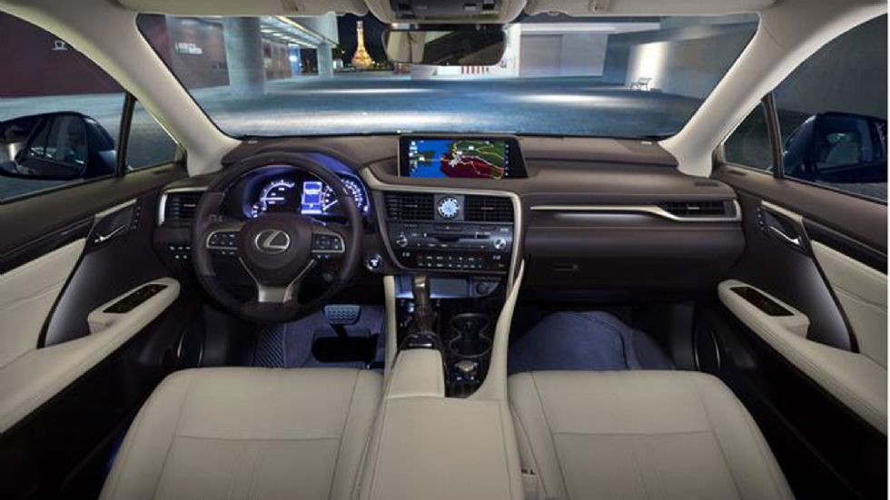 Το εσωτερικό του νέου Lexus RX προβάλει πολυτέλεια και υψηλή τεχνολογία. Είναι άρτιο σε κατασκευή και υπέρ-πλήρως εξοπλισμένο.