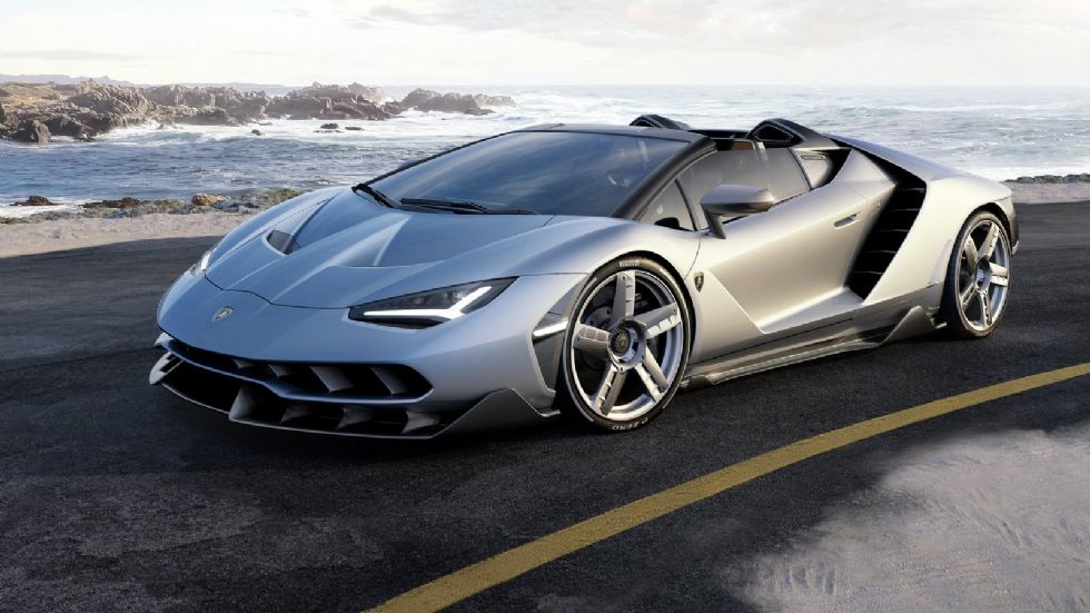 Η Lamborghini Centenario Roadster συνεχίζει να είναι γεμάτη γωνίες, ενώ διαθέτει τεράστια μέρη από ανθρακονήματα, όπως οι πλευρικές ποδιές, τα σπλίτερ και τα πτερύγια. 