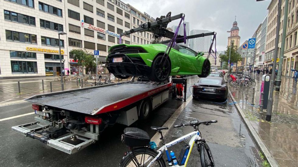 Γερανός παίρνει Lambo επειδή πάρκαρε σε θέση ηλεκτρικών