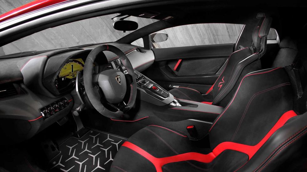 Στο εσωτερικό της νέας Lamborghini Aventador LP 750-4 Superveloce κυριαρχούν οι μαύρες επενδύσεις από Alcantara.