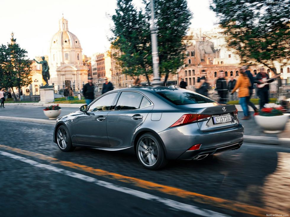 Δεν αλλάζει πλατφόρμα το νέο Lexus IS