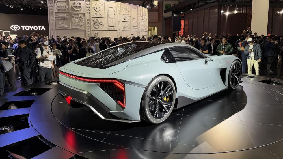 Σύμφωνα με τον επικεφαλής εξέλιξης κινητήρων Takashi Uehara, ο κινητήρας έχει χωρητικότητα περίπου 4.0 λίτρων, διαθέτει διπλό turbo και ηλεκτρική υποβοήθηση που προσφέρει ακόμη περισσότερη ροπή και άμ