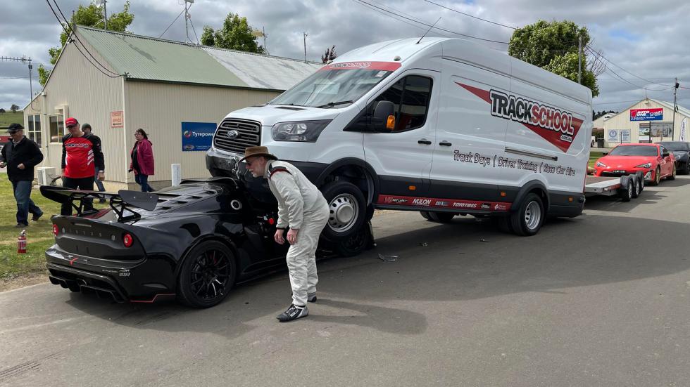 Lotus Exige «του κουτιού» μπήκε κάτω από Ford Transit βαν
