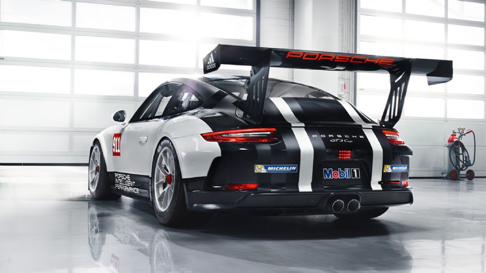 Η πίσω αεροτομή πλάτους 184 εκ. είναι ίδια με το προηγούμενο μοντέλο, όπως και οι τροχοί των 18 ιντσών. Η χρήση αλουμινίου και χάλυβα στο σώμα του αυτοκινήτου, κρατά το βάρος της 911 GT3 Cup στα 1.200